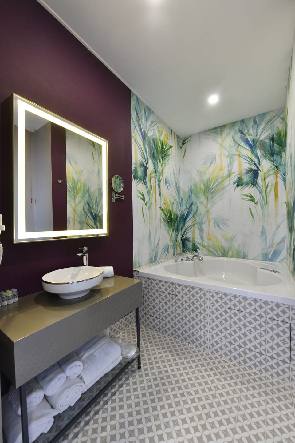 King Suite | Bathroom | Free toiletries, hair dryer, slippers, towels