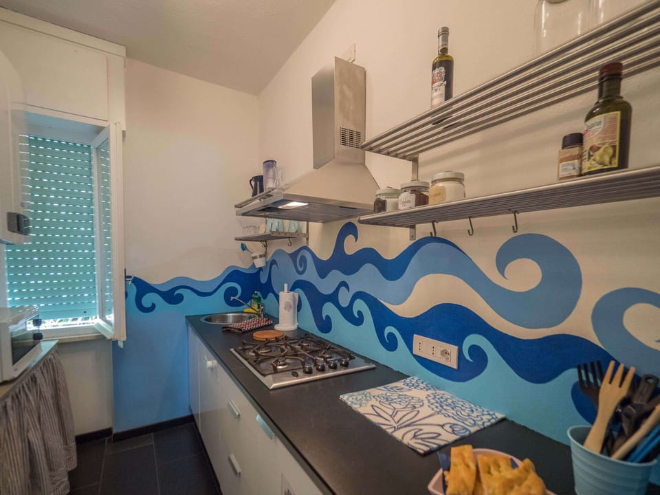 Apartment, 1 Bedroom, Kitchen | Private kitchen | Full-size fridge, microwave, oven, stovetop