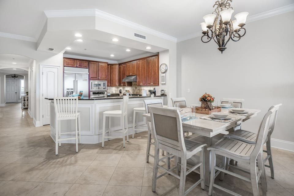 Dinging Room - Seating for 6 around the table with 4 additional spots on the breakfast bar