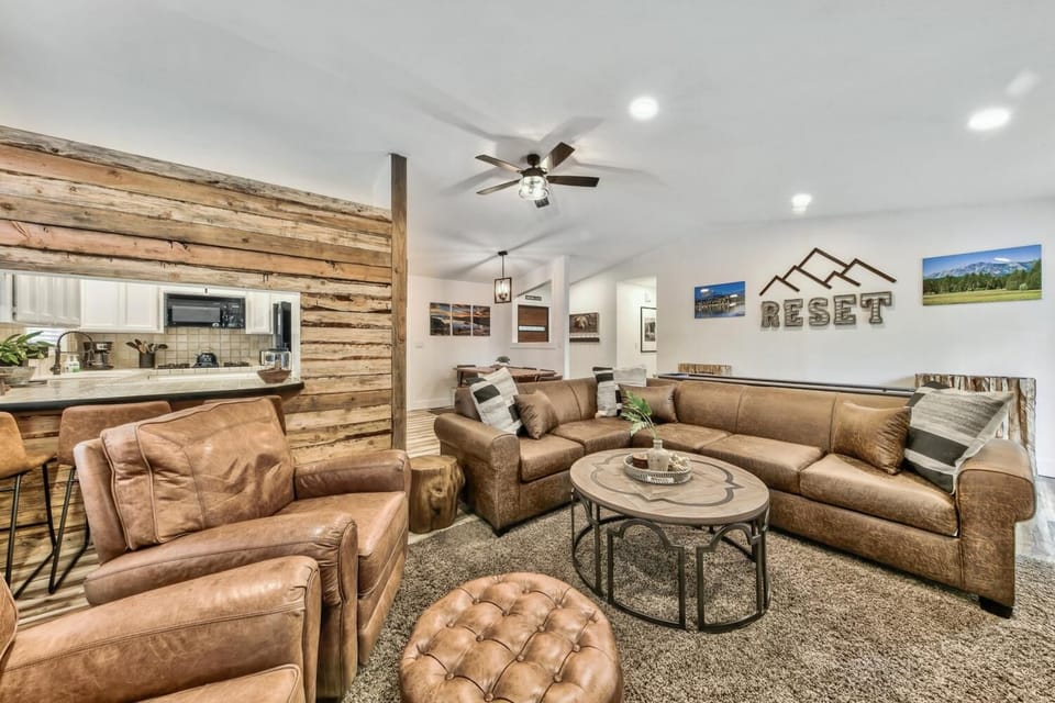 There is comfortable leather seating for 7 in the great room.