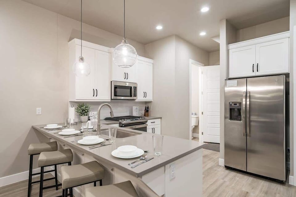 Beautiful fully-stocked kitchen with bar seating for 4