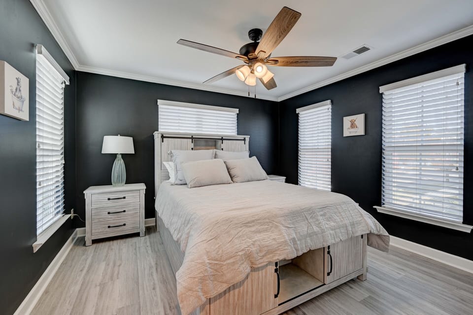 Upstairs bedroom with queen size bed.