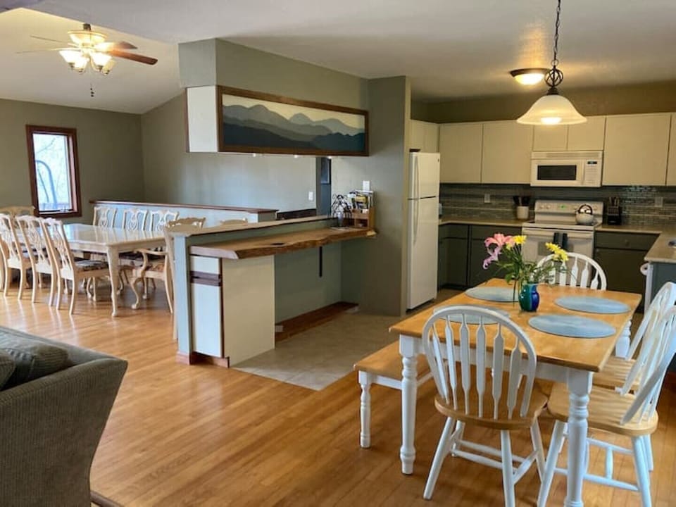 Open floor plan with plenty of seating. 