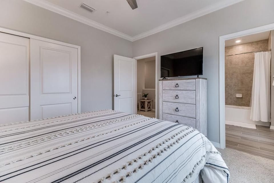 Guest bedroom