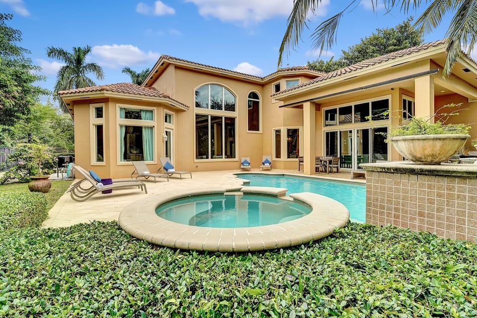 Luxurious And Fun Beach Home! 🏖