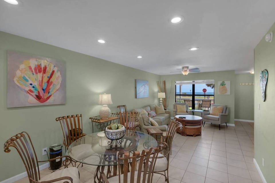 Dining area for 5 + seating at kitchen bar