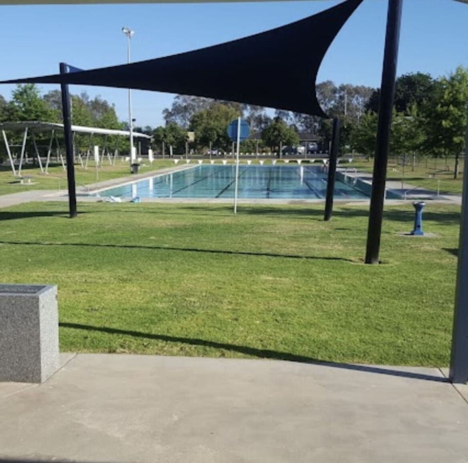 Maffra Community Olympic Swimmimg Pool and Toddler Pool is a 10min walk ...