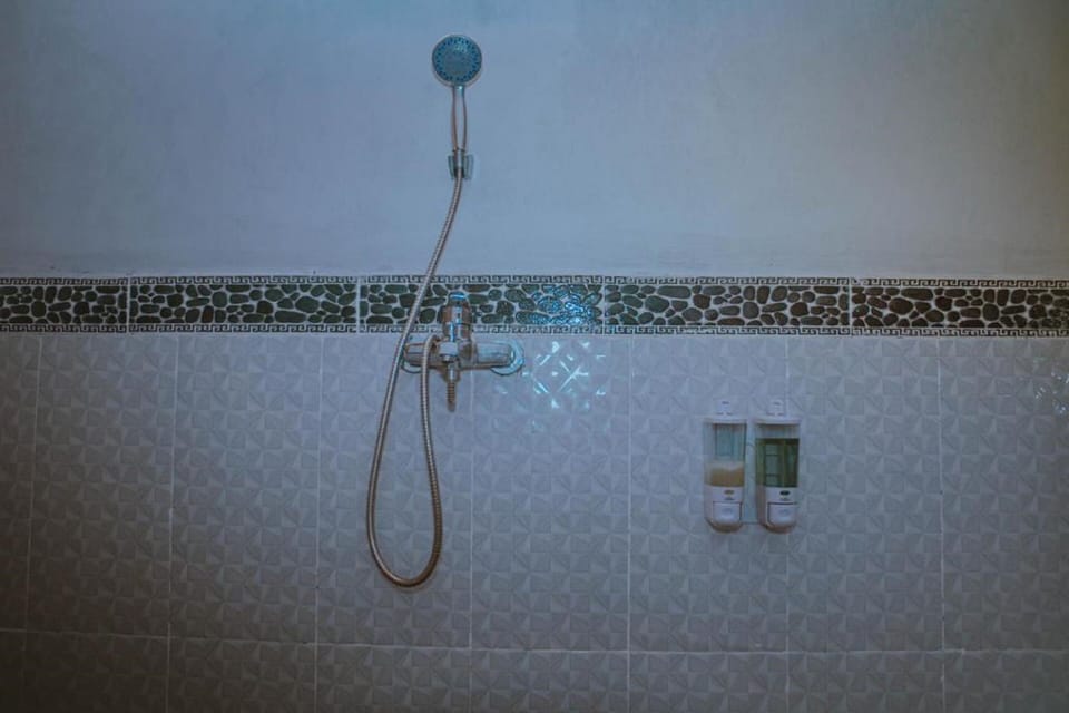 Standard Room, Mixed Dorm | Bathroom | Shower, towels