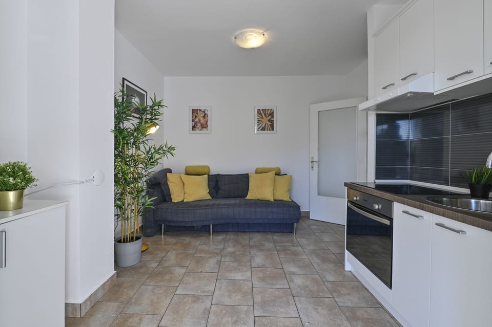 Apartment | Private kitchen | Fridge, oven, stovetop, coffee/tea maker