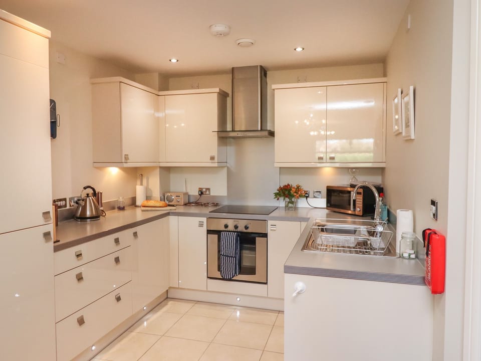 Cottage | Private kitchen | Fridge, microwave, dishwasher, electric kettle