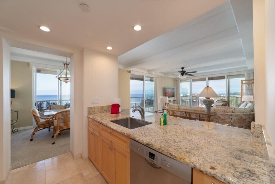 Whaler+1052-090_Kitchen