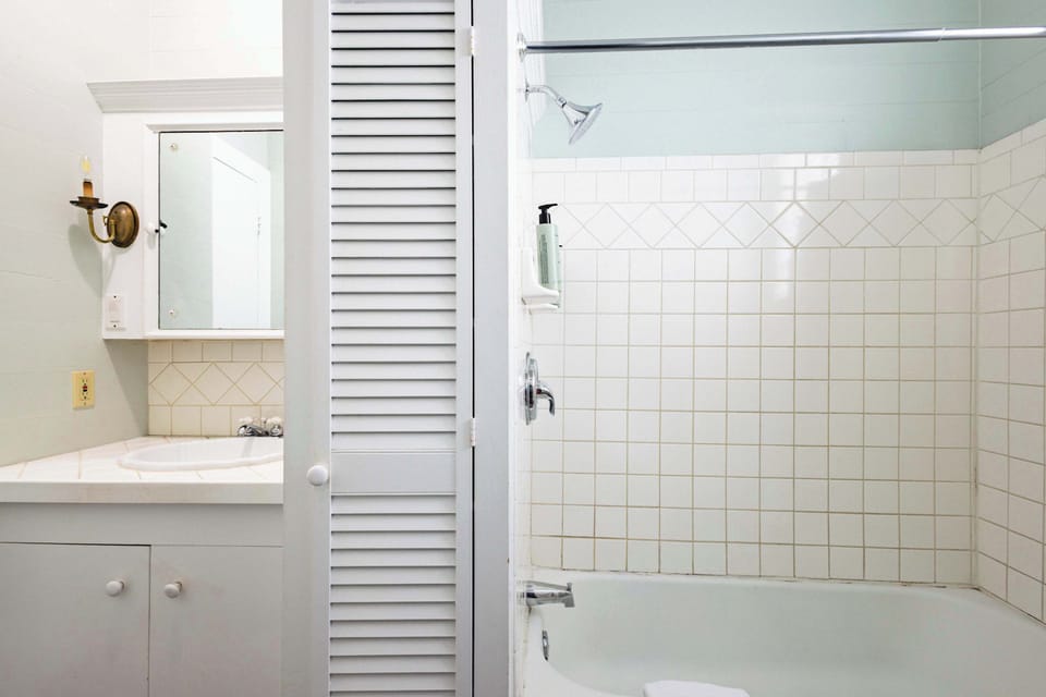Sweet Caroline - Full Bathroom 1