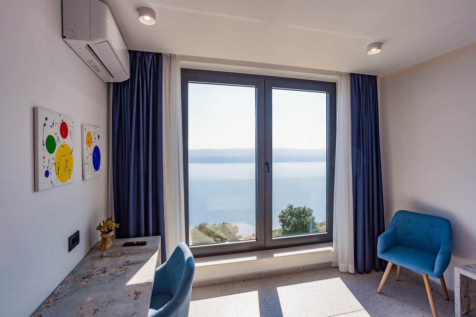Bedroom with sea view