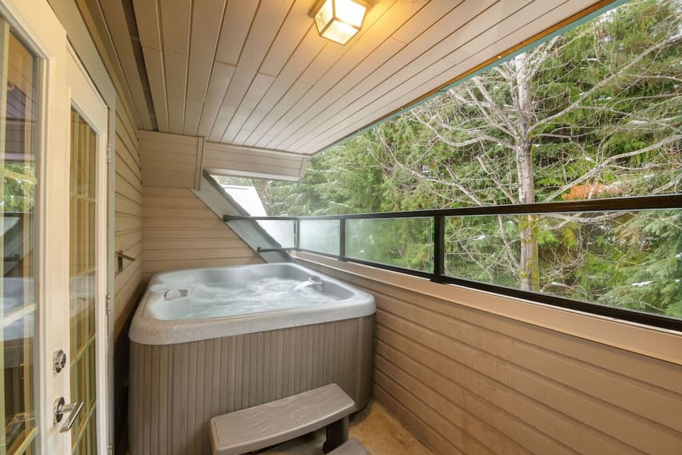 Indoor spa tub