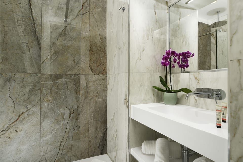 Shower, rainfall showerhead, free toiletries, hair dryer
