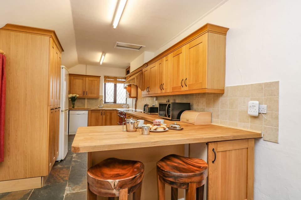 Cottage | Private kitchen | Fridge, microwave, dishwasher, electric kettle