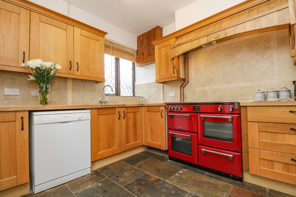Cottage | Private kitchen | Fridge, microwave, dishwasher, electric kettle