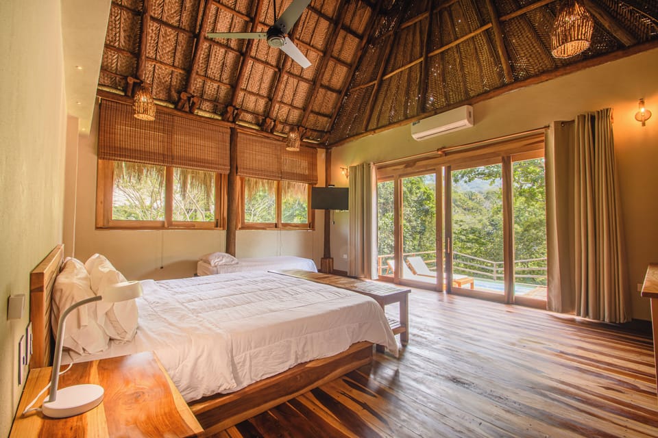 Deluxe Cabin | Minibar, in-room safe, WiFi (free), bed sheets