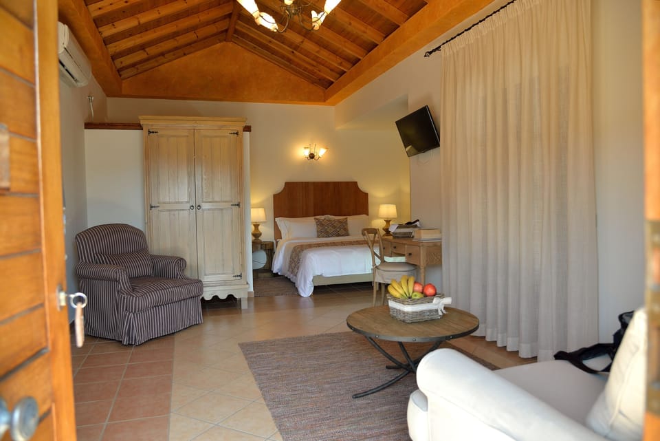 Suite (Rustic) | Minibar, desk, soundproofing, free WiFi