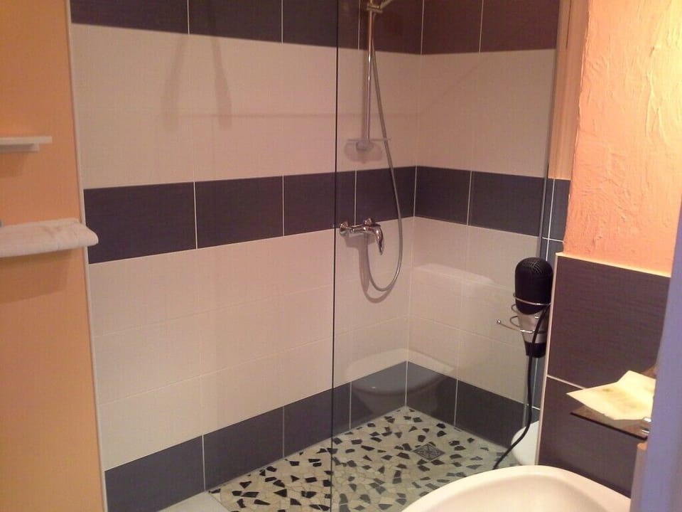 Superior Double Room | Bathroom | Bathtub, free toiletries