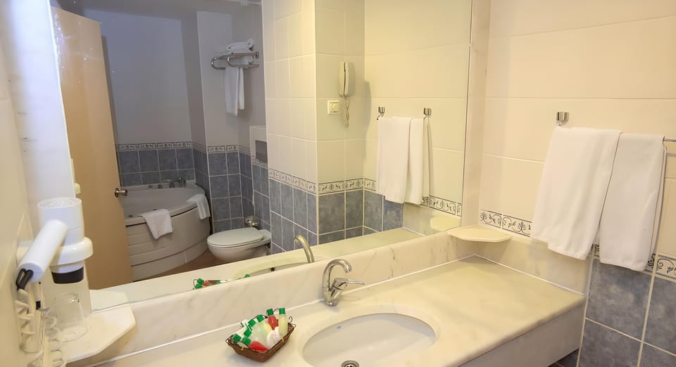 Combined shower/tub, hair dryer, slippers, towels