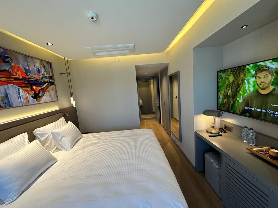 Standard Room, 1 Double Bed, Non Smoking, Garden View | Premium bedding, minibar, in-room safe, soundproofing