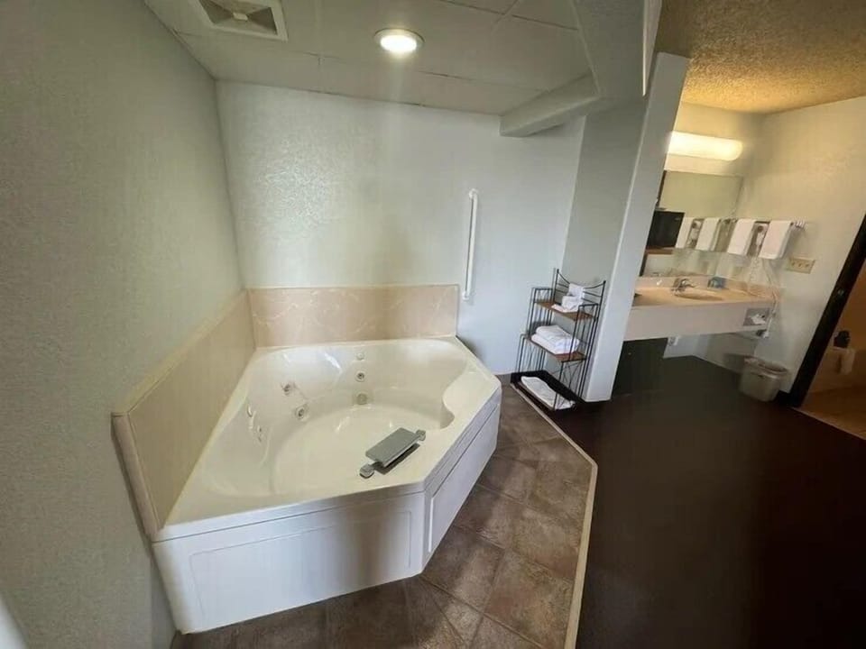Jacuzzi Room, 1 King Bed | Bathroom | Shower, free toiletries, hair dryer, towels