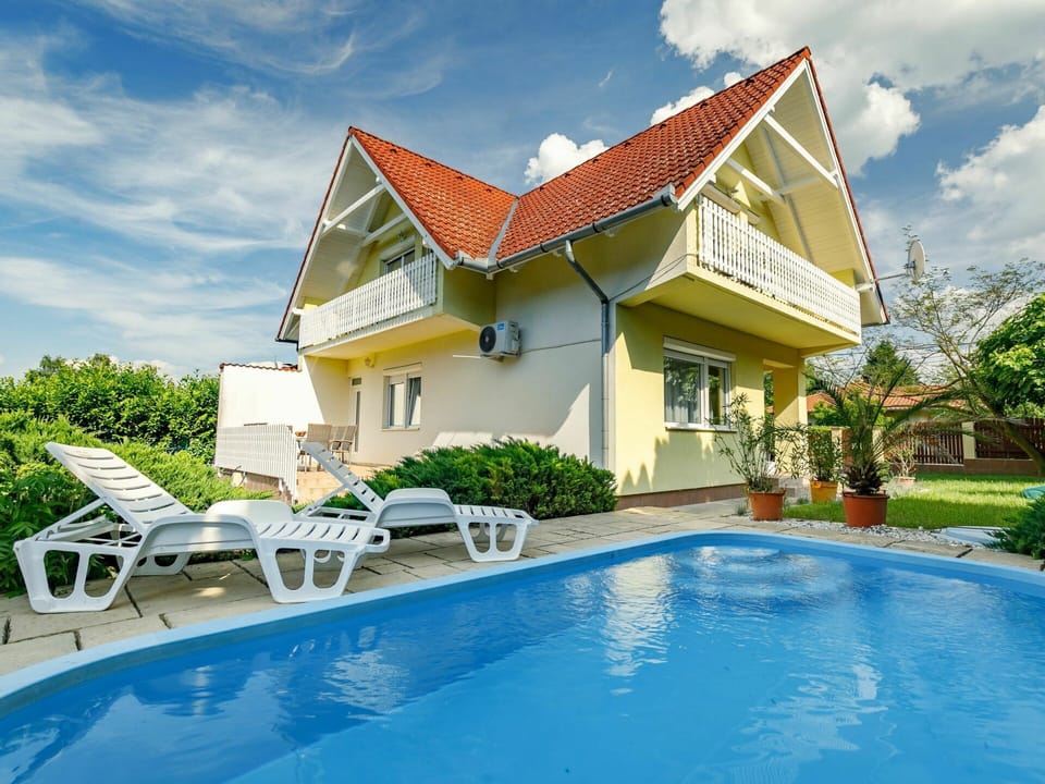Water, Cloud, Sky, Plant, Building, Blue, Azure, Swimming Pool, Window, Tree