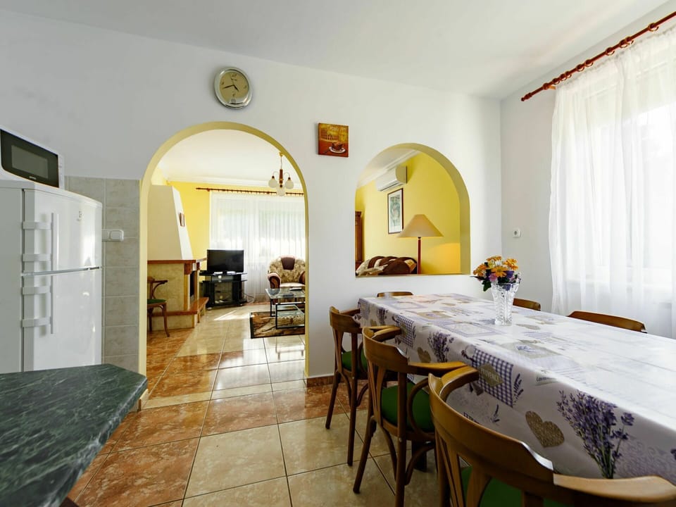 Table, Furniture, Building, Chair, Interior Design, Floor, House, Flooring, Wood