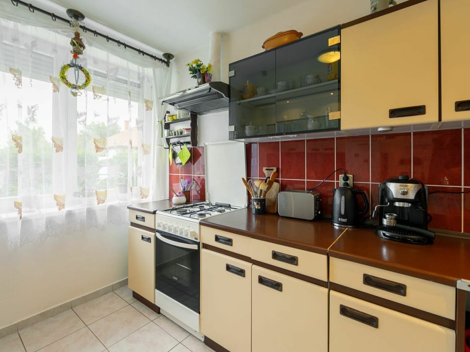 Cabinetry, Countertop, Kitchen Sink, Property, Tap, Sink, Kitchen Appliance, Kitchen, Kitchen Stove, Home Appliance