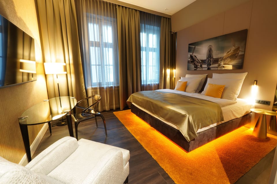 Premium bedding, in-room safe, desk, laptop workspace