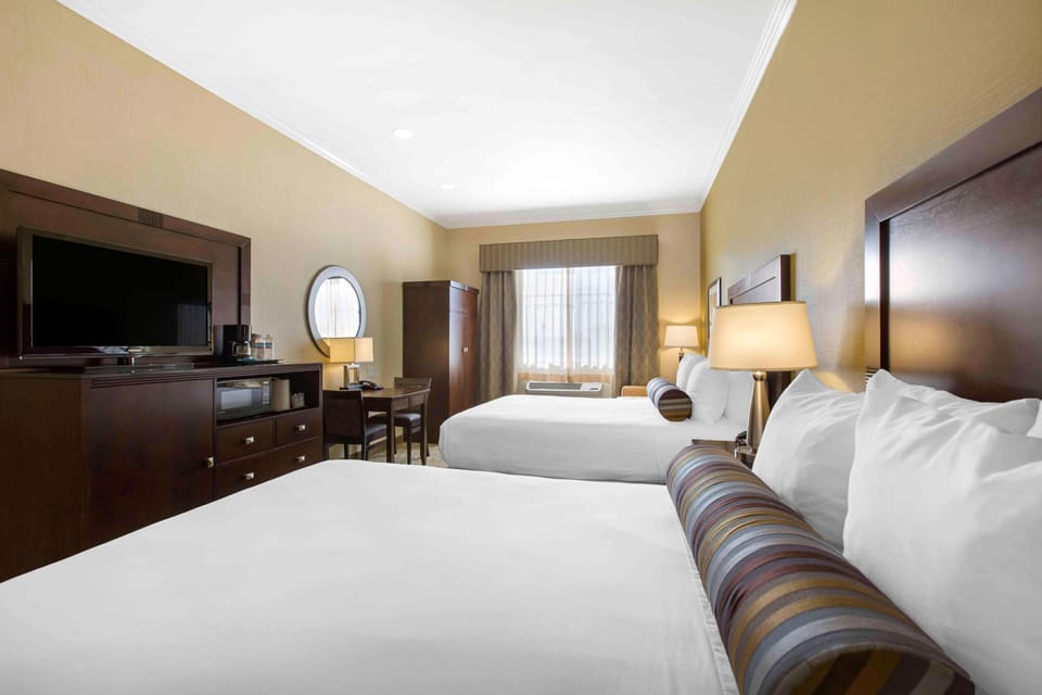 Premium bedding, in-room safe, desk, laptop workspace