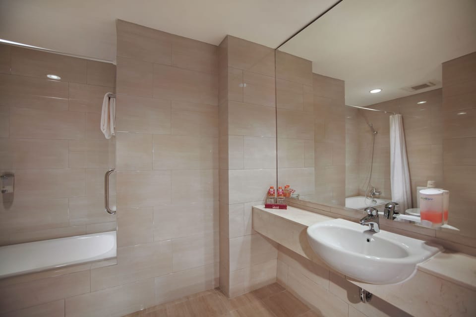 Superior Room | Bathroom | Shower, towels
