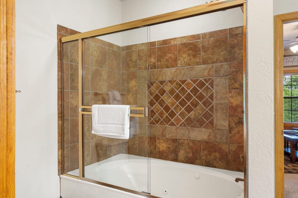 Main Level Bathroom-Jetted Tub