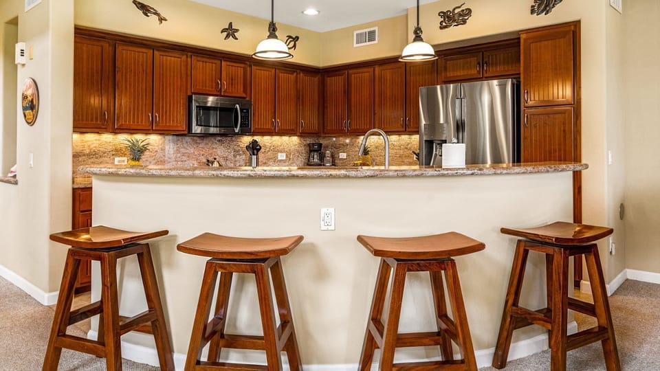 Breakfast bar with seating for 4
