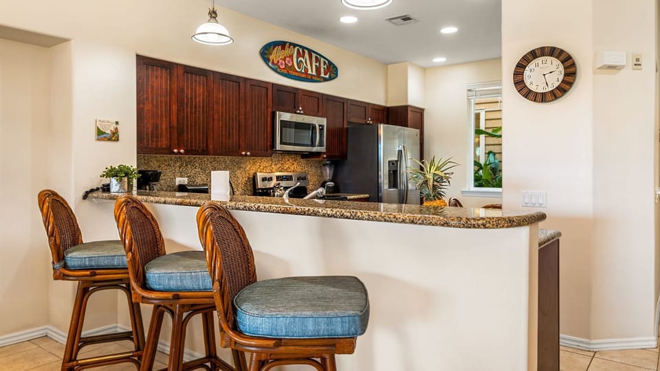 Kitchen with breakfast bar