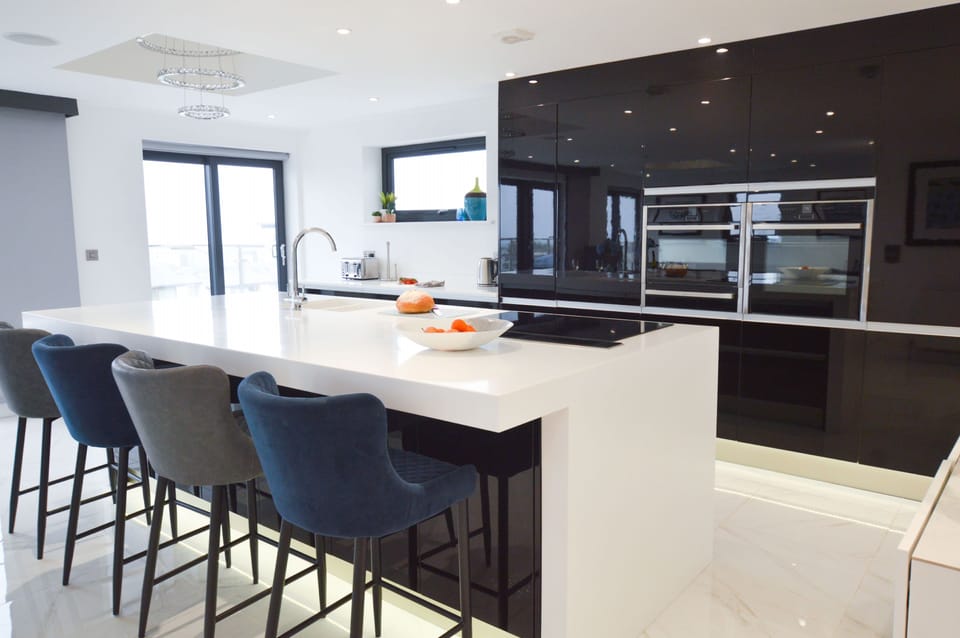 First floor: Modern breakfast bar