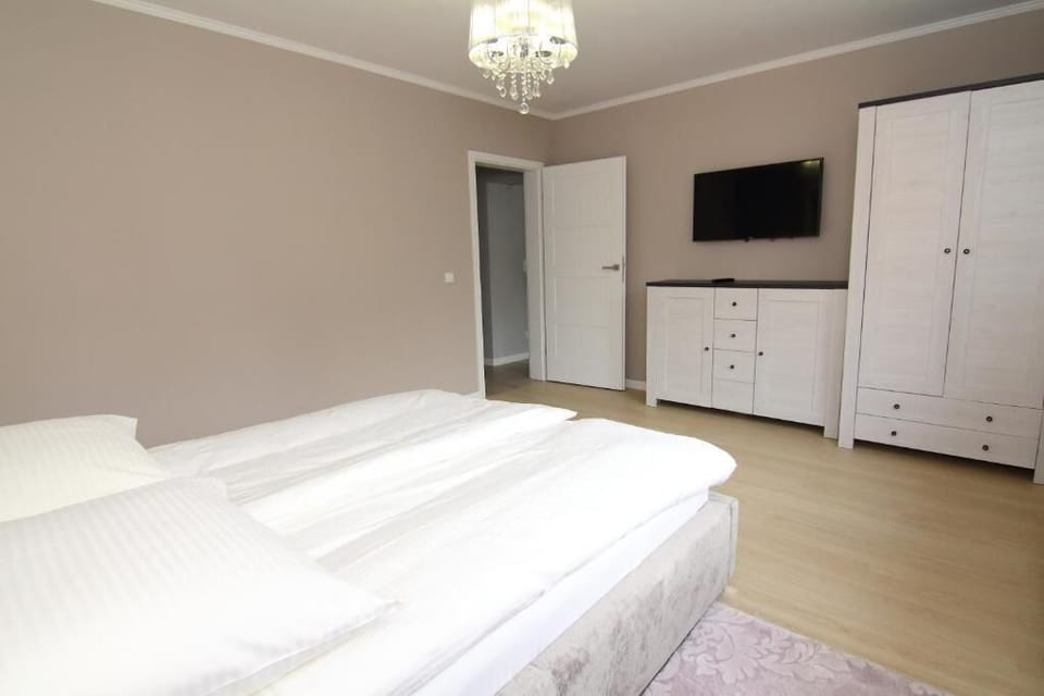 Standard Apartment | 3 bedrooms, iron/ironing board, WiFi (free), bed sheets
