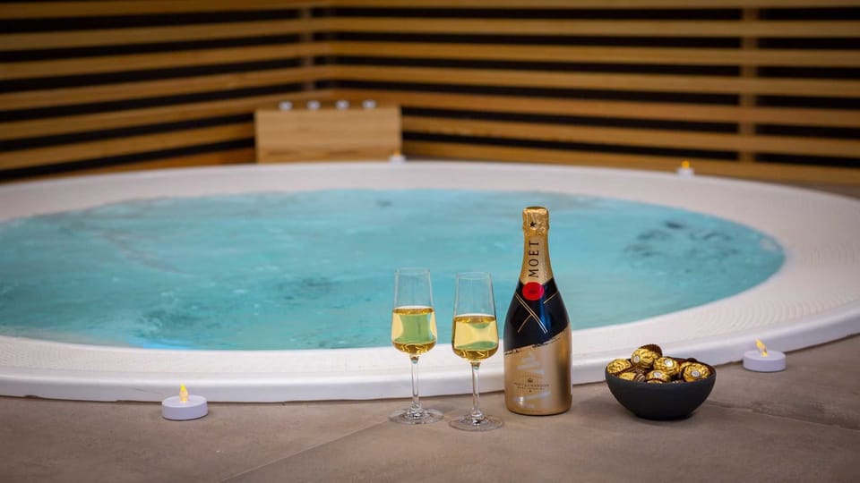 Indoor spa tub