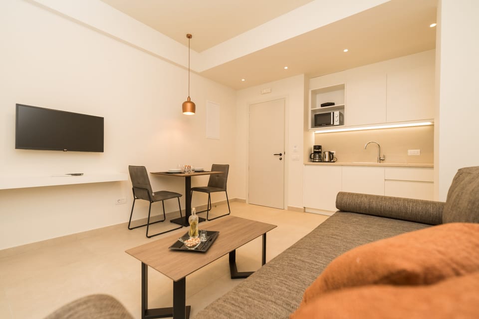 Premium Suite | Living area | 32-inch Smart TV with satellite channels, TV