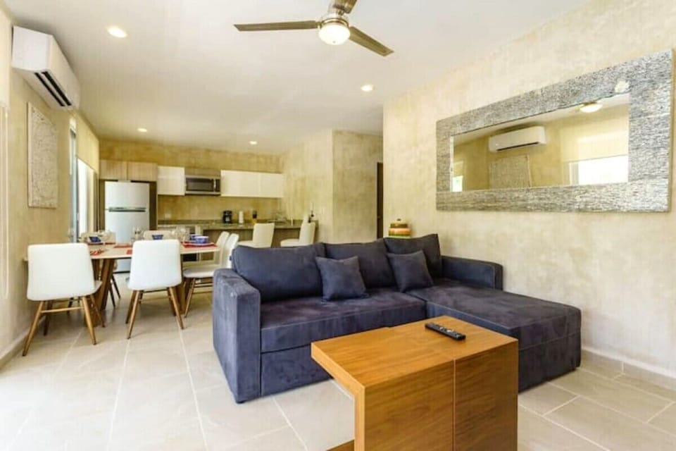 Chukum finish on the walls for a natural cooling effect.