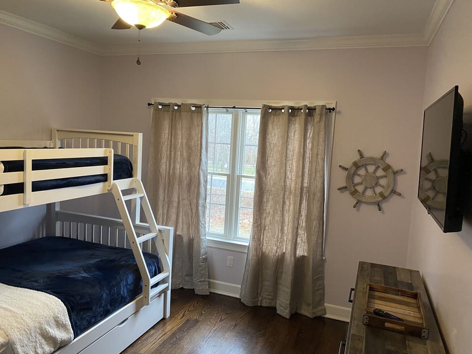 Queen bed (main) with 2 twin beds. Upper with a lower pullout trundle. 