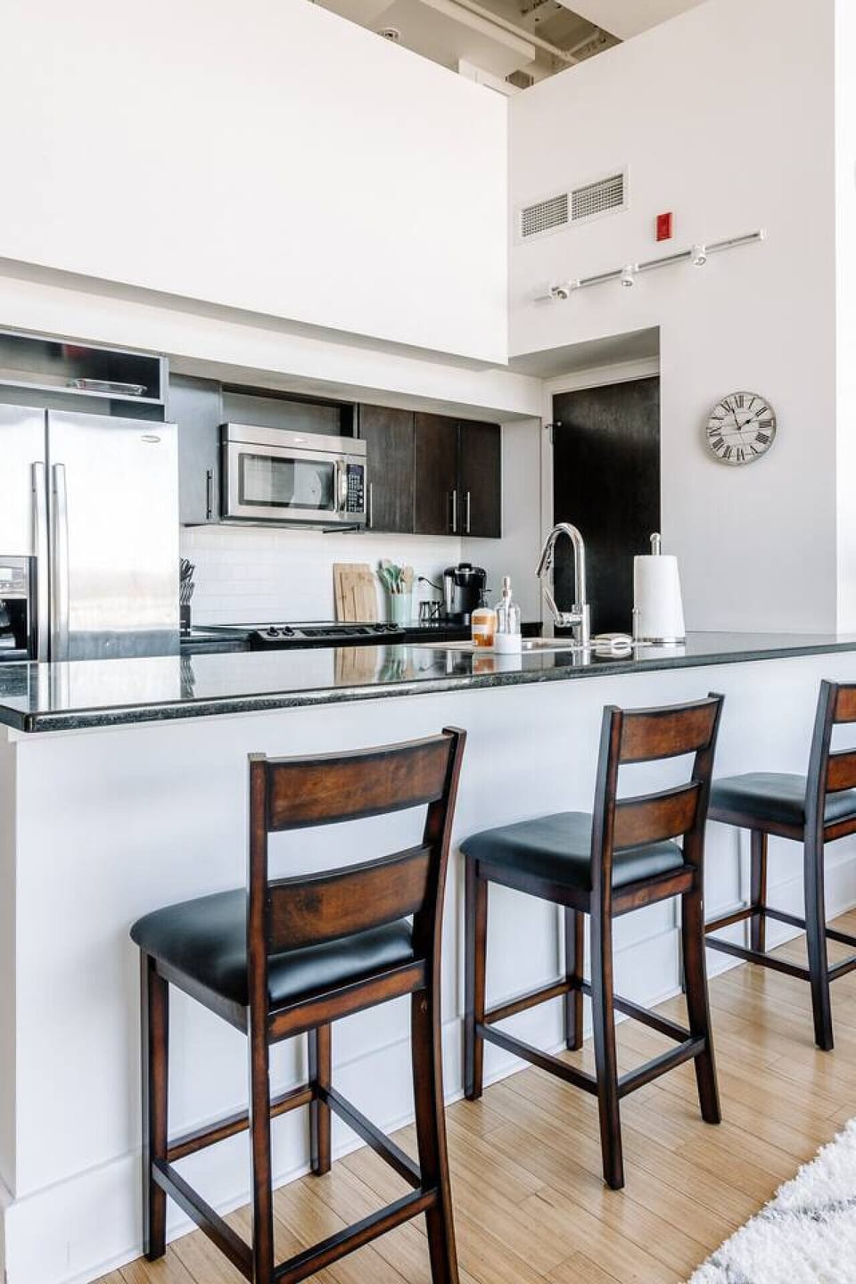 Kitchen: Modern elegance meets culinary bliss with ample space and stylish seating!