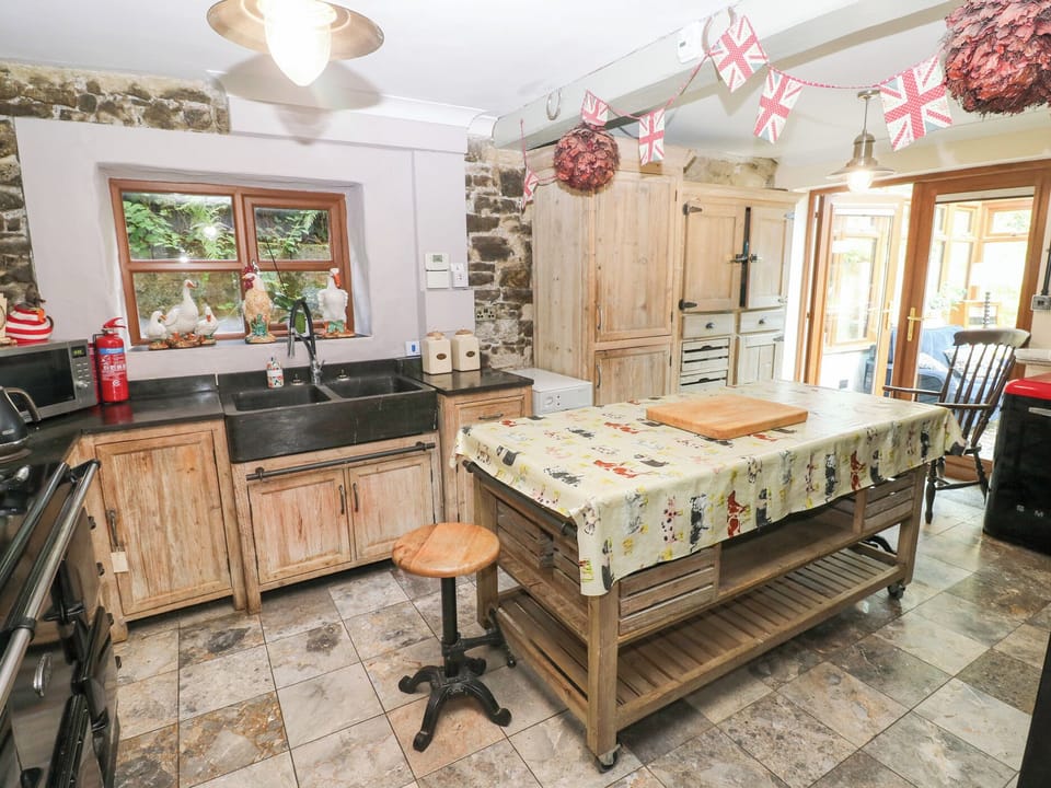 Cottage | Private kitchen | Fridge, microwave, dishwasher, electric kettle