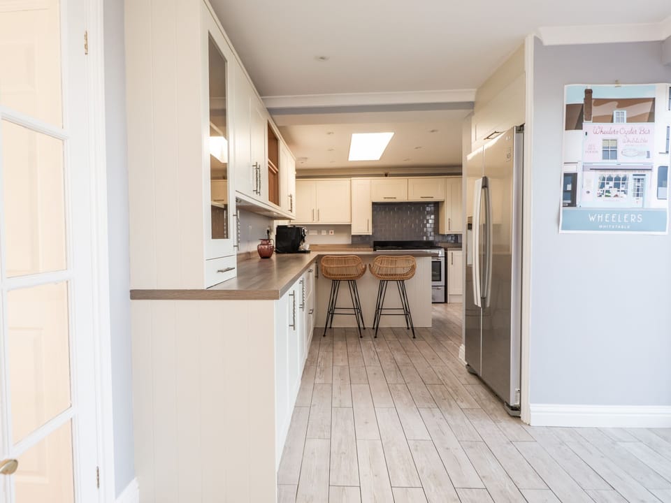 Cottage | Private kitchen | Fridge, microwave, dishwasher, toaster