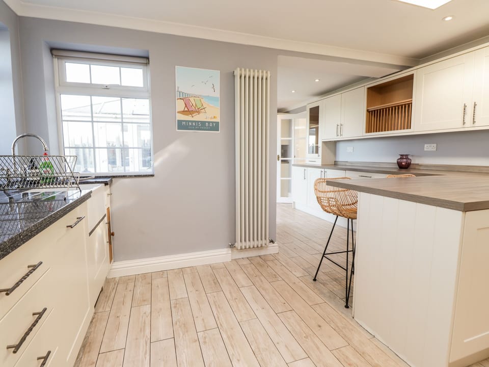 Cottage | Private kitchen | Fridge, microwave, dishwasher, toaster