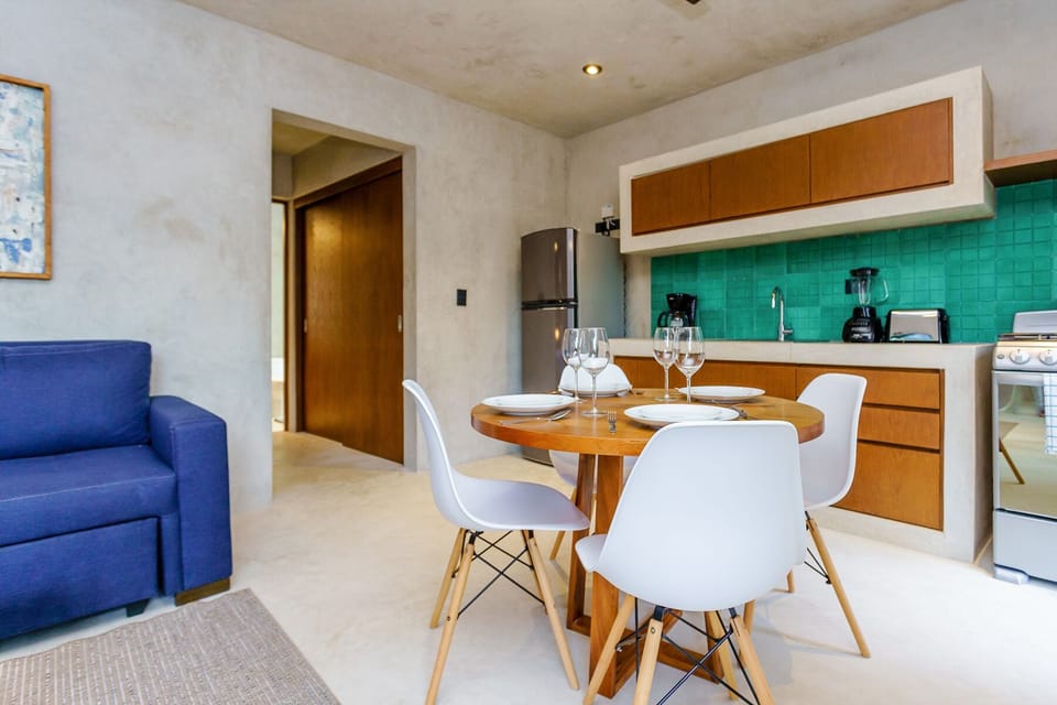 Deluxe Condo, 1 Bedroom, Balcony | In-room dining