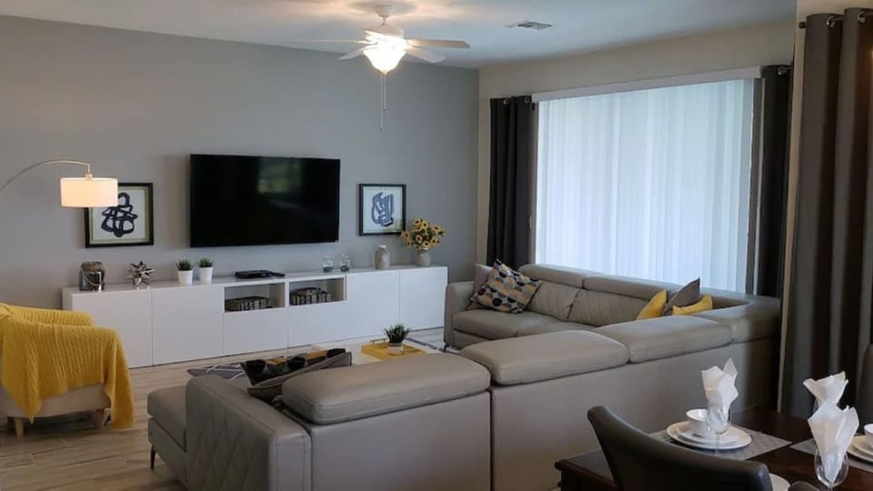 Living Room
65” smart TV