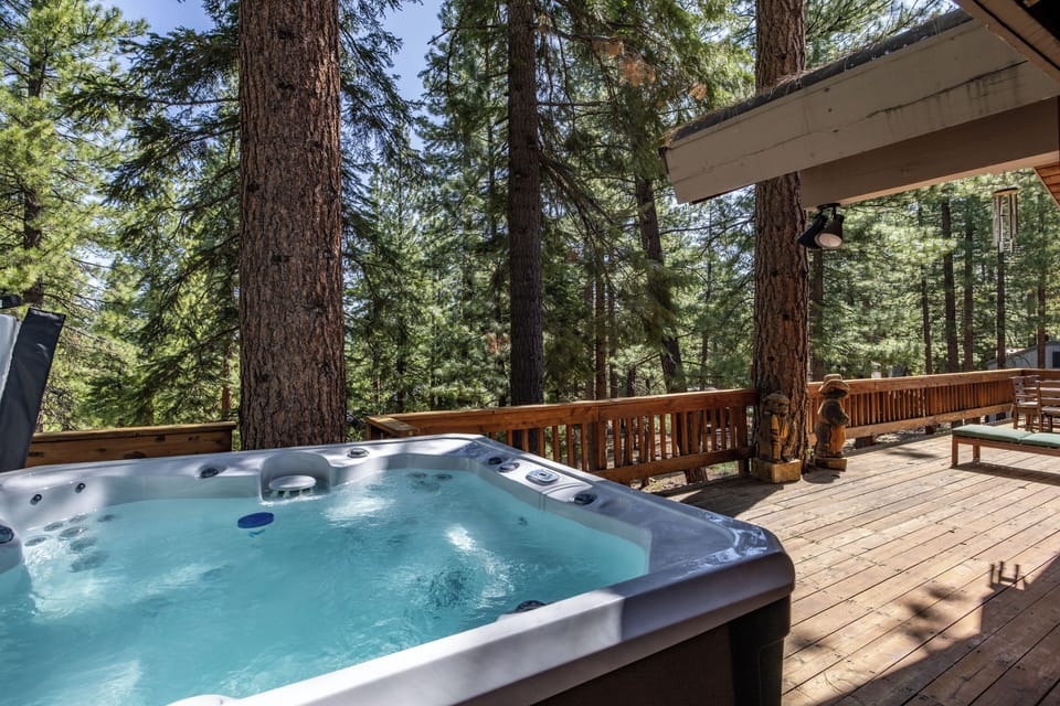 Private hot tub perfect for evening star gazing!