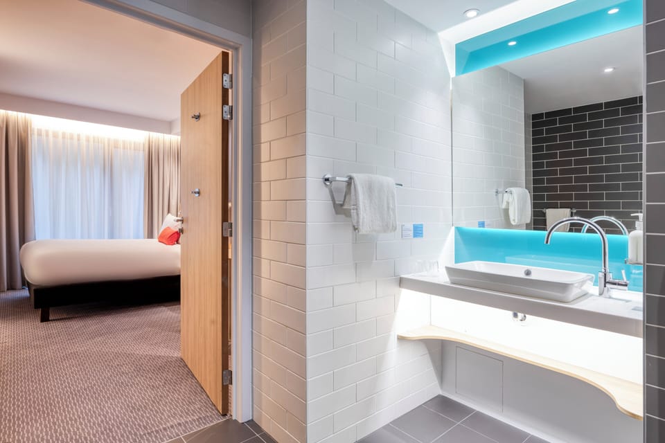 Standard Room, 1 Queen Bed, Accessible | Bathroom | Shower, hair dryer, towels